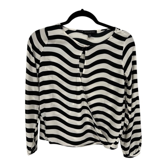 Banana Republic Tops - 💟 Banana Republic black & while striped blouse with front opening -XXS
